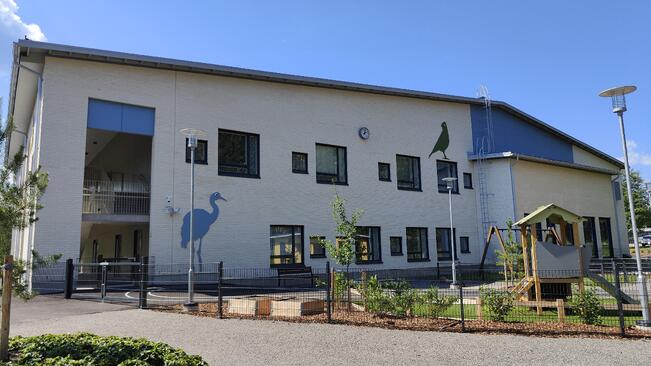 Päiväkodin julkisivuja koristaa turkulaisen kuvataiteilija Johanna Sinkkosen teoskokonaisuus Visertäjät.