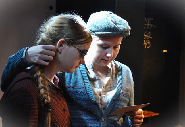 Lahja (Marikki Syrjänen) ja Johannes (Alma Pajunen).