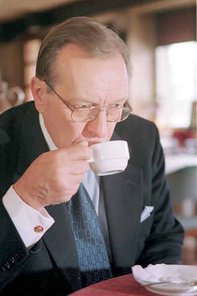 Minä juon nyt kahvia, sanoi Harri Holkeri.