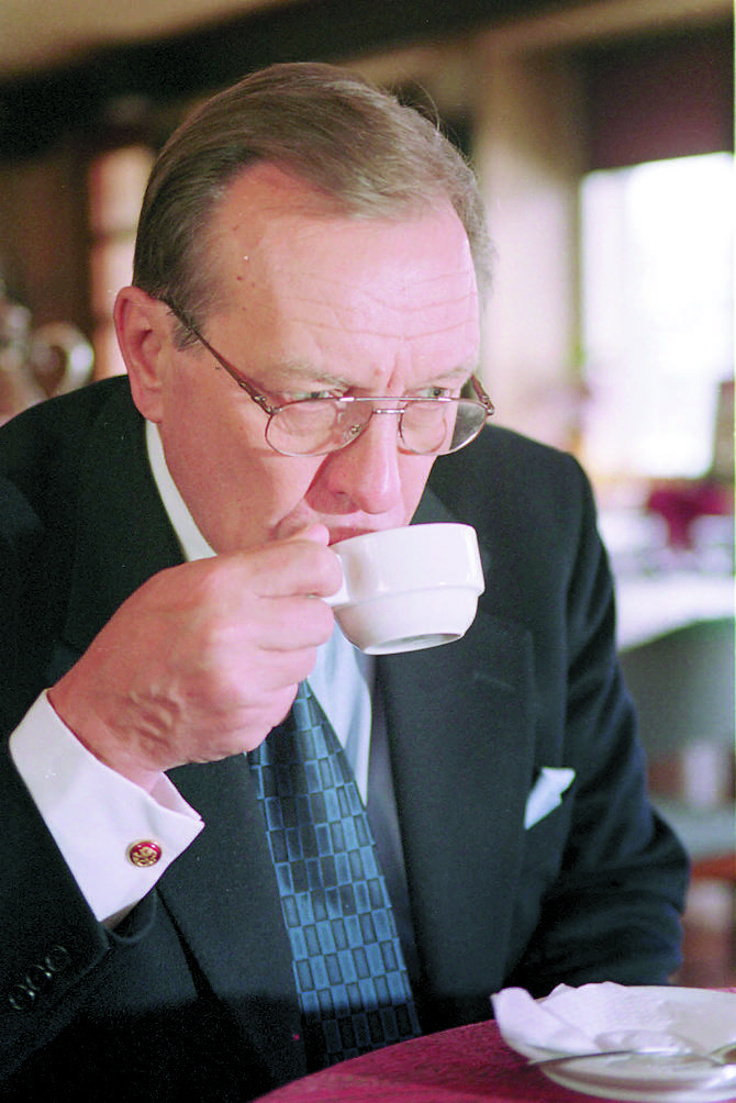 Minä juon nyt kahvia, sanoi Harri Holkeri.