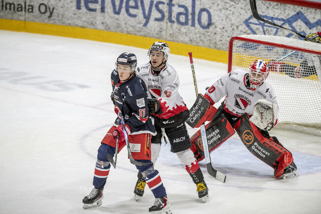 Rene Nummelin (takana) vaihtaa Tuton paitaan.