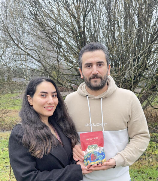 Roya Dry Ice Creamin yrittäjät Tara Azizi ja Zhalak Golabi toivovat, että he voivat viedä pakastekuivatun jäätelön suomalaisena tuotteena myös kansainvälisille markkinoille. 
