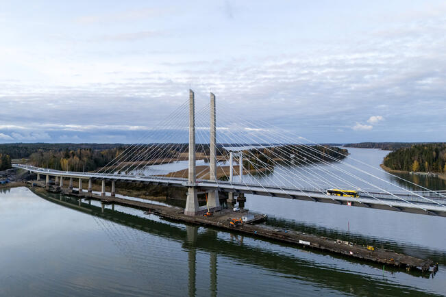 Kirjalansalmen uusi silta avattiin marraskuussa. Työt jatkuvat vanhan sillan ja tiepenkereen purulla.