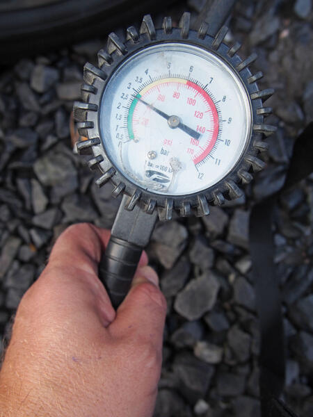 Rengaspaine voi laskea useita kymmenyksiä pelkästään kylmyyden vuoksi.