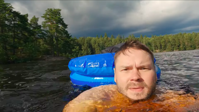 Asko Rekunen uimassa.