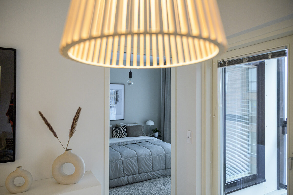 Lattialämmitys mahdollistaa suuret ikkunat, koska pattereita ei tarvita. 