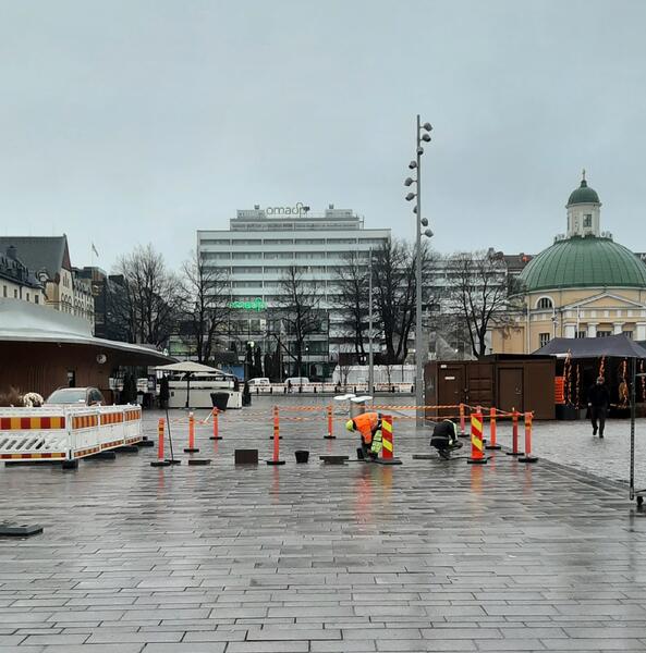 Kaupunki lupaa laittaa torin laatoituksen kuntoon juhannukseen mennessä. 
