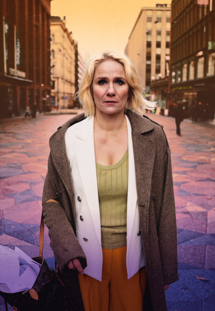 Laura Malmivaaran esittämä Linda Saarniluoto maksaa tv-sarjassa Queen of fucking everything vastikkeensa käteisenä hallituksen puheenjohtajalle. Tllainen vastikesuoritus ei ole mahdollinen todellisuudessa.