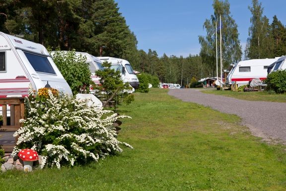 Salorannassa voi nauttia metsästä merimaisemissa, ja silti Naantalin keskustan palvelut ovat vain lyhyen ajomatkan päässä.  
