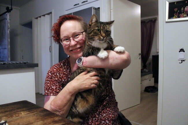 Arja Ahtaanluoma on käyttänyt proteeseja, kunnes viime vuoden marraskuussa hänelle tehtiin ensimmäisenä suomalaisena kädensiirto oikeaan käteen, mikä on mullistanut hänen arkeansa. 