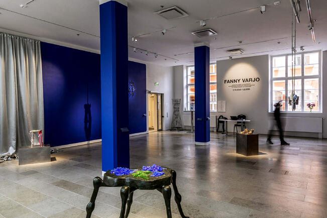 Näkymä Fanny Varjon näyttelystä Maistajat, ritarit ja puutarhurit WAM Kilta Galleriassa. Keskiajan ja renessanssin hoveissa tarvittiin maistajia, jotka testasivat ruuan turvallisuuden myrkyttämisen varalta.