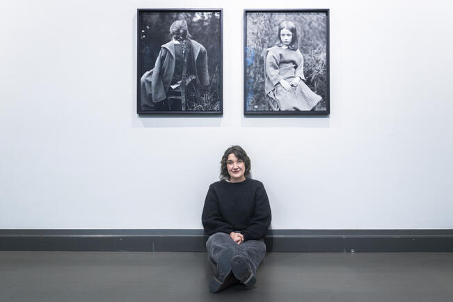 Valokuvataiteilija Nelli Palomäe Otteita-näyttelyssä nähtiin  mustavalkoisia muotokuvia.