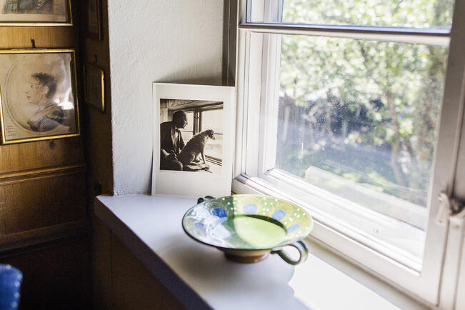 Axel Haartman tarkasteli talonsa ikkunasta avautuvaa maisemaa yhdessä lempikoiransa Readyn kanssa. Samainen koira löytyy myös ikuistettuna ateljeekodin yläaulan kattoon.