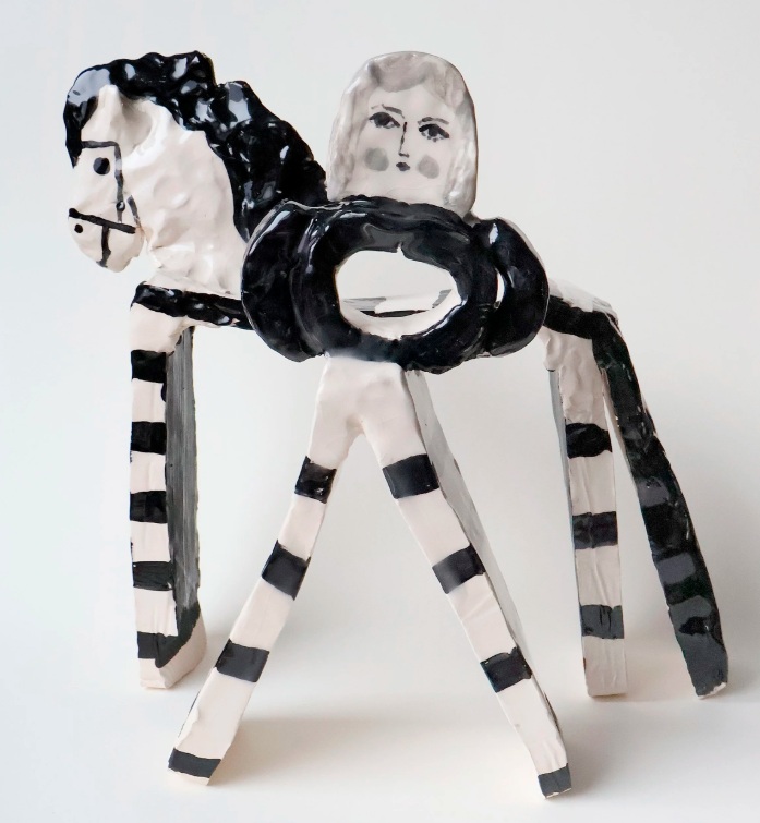 Jenni Tuominen, Geometric, 2025, keramiikka. 