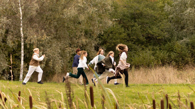 Näytelmässä on 15 näyttelijää, jotka ovat 9–15-vuotiaita.