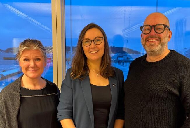 Varapuheenjohtaja Sarianne Mäkelä (vas.), puheenjohtaja Annika Rautiainen ja varapuheenjohtaja Janne Puurunen.