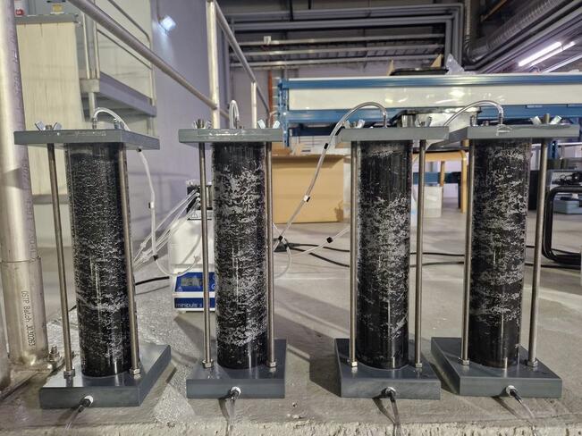 Männynkuoresta muokattua puhdistusmateriaalia puhdistusyksiköissä eli kolonneissa. Kolonni on kuin teollinen kahvinsuodatin, jossa männynkuori poistaa tehokkaasti lääkejäämiä jätevedestä.
