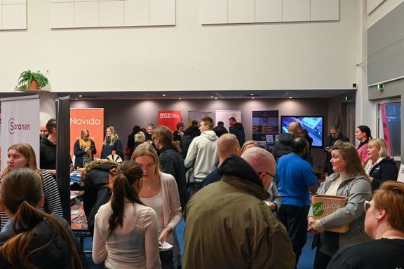 Naantalin Kesärekrymessut on suunnattu kaikille, jotka ovat kiinnostuneita kuulemaan alueen työmahdollisuuksista. Kuva on vuoden 2024 rekrymessutapahtumasta. 
