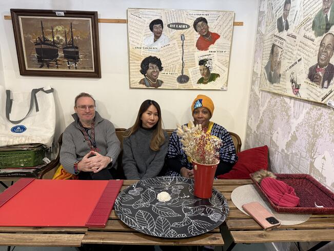 Yrittäjä Juri Kanerva (vas.), Luksana MacDonald ja Elizabeth Tugaine viihtyvät kirpputorilla hyvin.