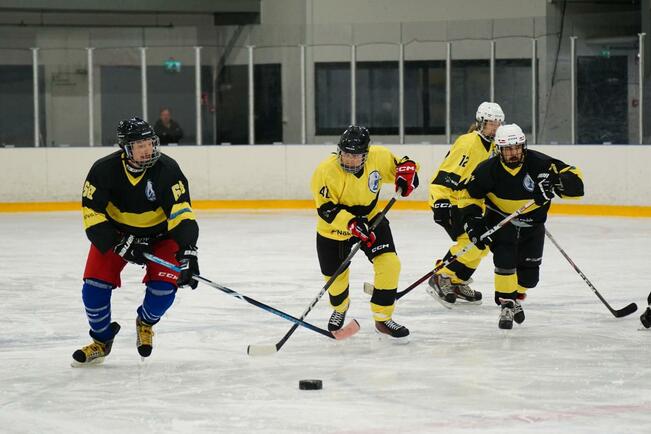 Näkövammaisten jääkiekon selkein ero perinteiseen jääkiekkoon on isompi kiekko.