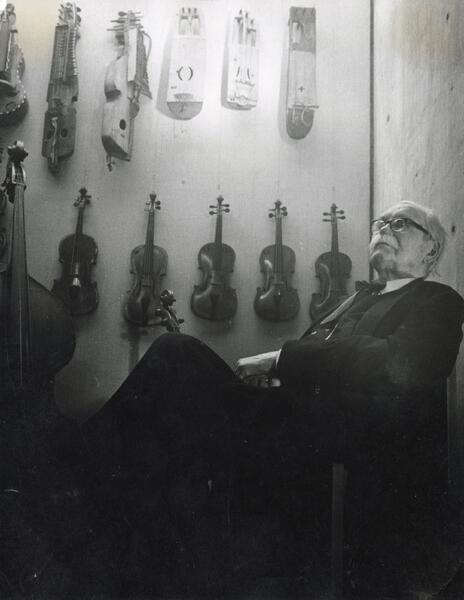 Otto Andersson (1879-1969) vuonna 1968 käyttöön otetun museorakennuksen vitriinin äärellä vuonna 1969.
