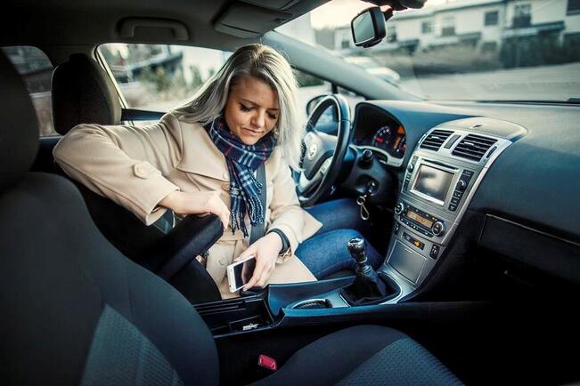 Puhelin kannattaa laittaa hiljaiseen tilaan ja pois silmistä ajon ajaksi. 