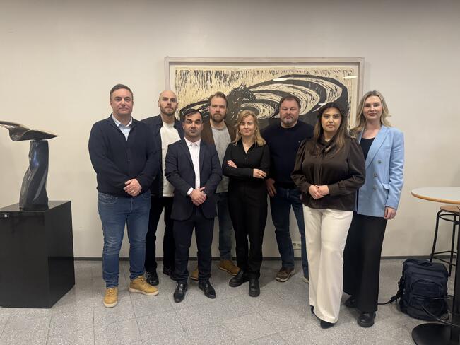 Nicke Wulff (r.), Timo Furuholm (vas.), Berhan Ahmadi (sd.), Perttu Helin (kesk.), Niina Ratilainen (vihr.), Juha Anttila (ps.), Tawar Salari (sd.) ja Elina Ruohonen (kok.) asettuivat maanantaina valtuuston kokouksen yhteydessä ryhmäkuvaan osoittaakseen solidaarisuutta kurdeille.