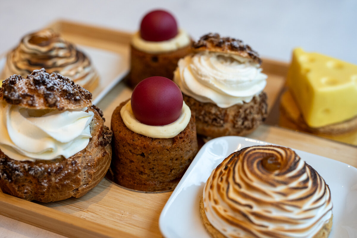 Runeberginleivoksen kruununa on vadelma-ruusugeeliä sisältävä pallo.