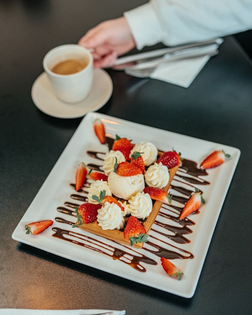 Uuden kahvilan tarjonnassa on muun muassa vohveleita.