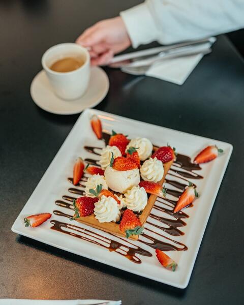 Uuden kahvilan tarjonnassa on muun muassa vohveleita.