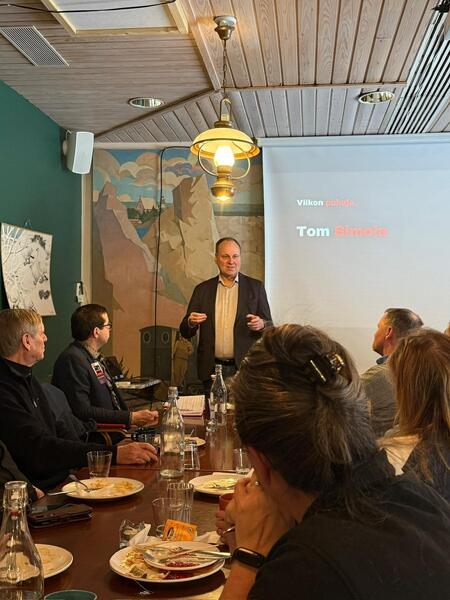 Paraisten kaupunginjohtaja Tom Simola vieraili bisnesverkoston kokouksessa.