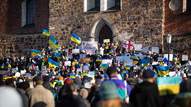 Suomen Ukrainalaiset ry järjesti mielenosoituksen Ukrainan tukemiseksi ja Venäjän hyökkäystä vastaan Tuomiokirkon edustalla 26.2.2022.