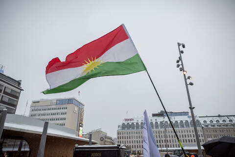 Kurdistanin lippu liehui Turun kauppatorilla 15. tammikuuta.