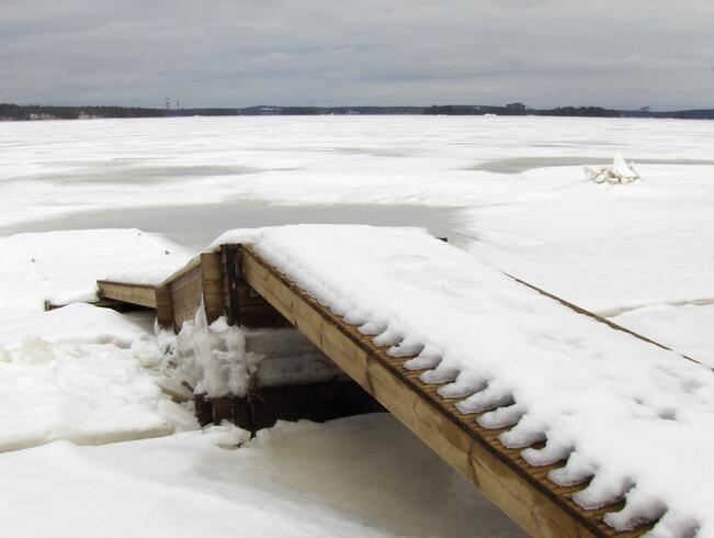 Matalalla oleva merivesi yhdistettynä paksuun jäämassaan uhkaa aiheuttaa merkittäviä vahinkoja tänä talvena rantarakenteille. Pahimpia tuhoja odotellaan, kun meriveden korkeus alkaa jälleen nousta.