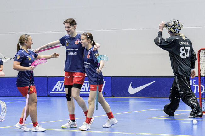 FBC Loiston Aurelija Zarina juhlii maalia.