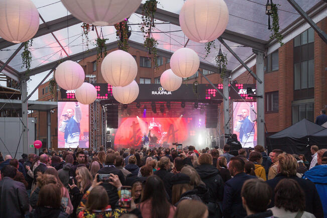 Elastinen esiintyi viime vuonna SHIFT-festivaalin iltabileissä.