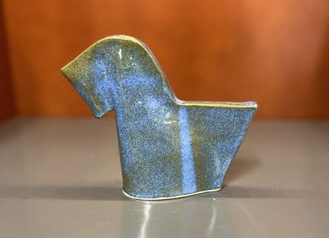 Kulttuuripalkinnon saajalle ojennetaan Minnaliisa Soinin Runoratsu-keramiikkateos.