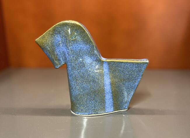 Kulttuuripalkinnon saajalle ojennetaan Minnaliisa Soinin Runoratsu-keramiikkateos.