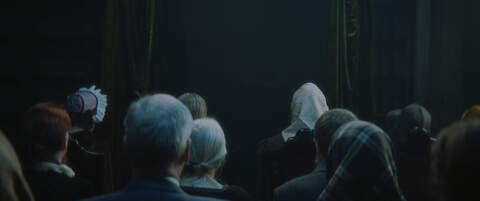 Elokuva sijoittuu Turkuun vuoteen 1823 ja vie katsojan suljettuun saliin, jossa yleisö on kokoontunut todistamaan uudenlaista näytöstä. 