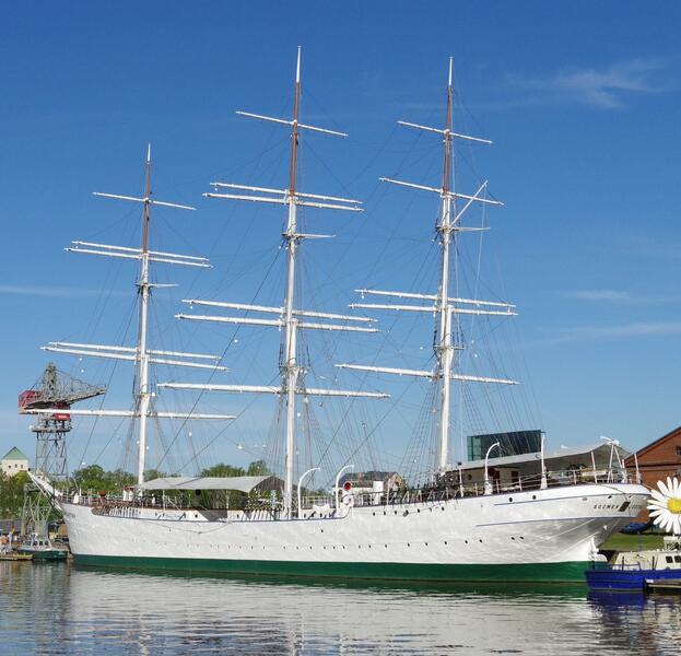 Forum Marinum kerää muistoja henkilöiltä, jotka ovat opiskelleet tai työskennelleet Suomen Joutsenella laivan toimiessa Turun merimiesammattikouluna.