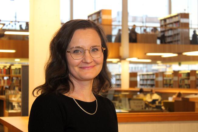 Työterveyshuollon tutkija Johanna Pulkkinen huomasi, että Turun pääkirjastosta oli lainassa kaikki hänen viime marraskuussa julkaistun tietokirjansa Turvallinen arki – Työväkivallan hallinta sosiaali- ja terveydenhuollossa lainakappaleet.