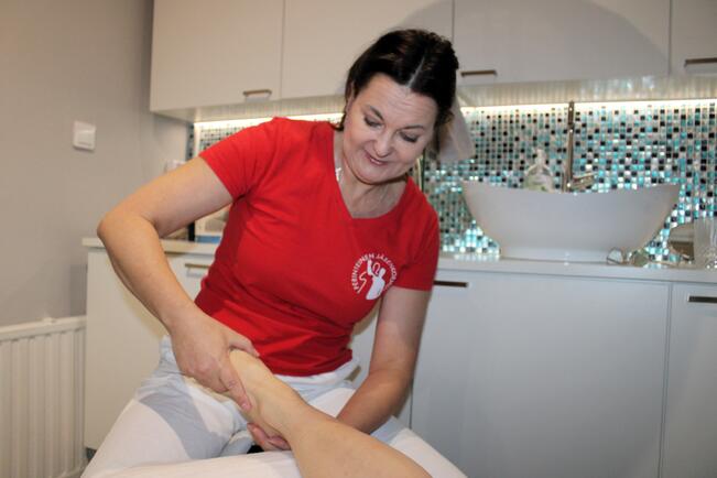 Jenni Räsänen aloittaa hoidon jaloista, jotka ovat kehon perusta, ja hoito jatkuu päähän asti.