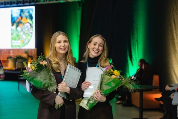 Aalto-yliopiston opiskelijoiden Eevi Kesälän ja Essi Salmen ehdotus Juurilla arvioitiin Hyvättylänpuiston ideakilpailun parhaaksi. Kuvassa Kesälä ja Salmi. Heidät palkittiin 3 000 euron summalla Jyväskylässä 11. helmikuuta pidetyillä Viherpäivillä.  