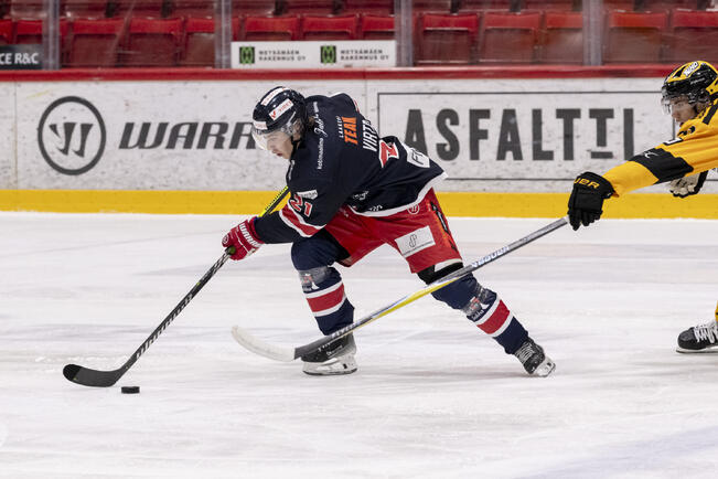 Santeri Virta (vas.) ja Kristians Samitis. Samitis vaihtaa loppukaudeksi Tuton paitaan.