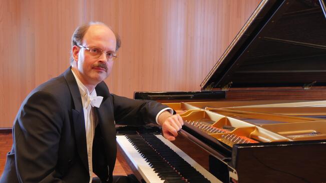 Mikko Heininen tulkitse Bachia pianolla. 