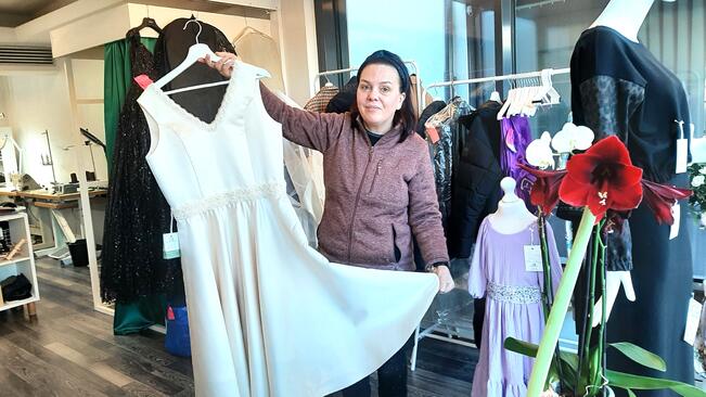 Viorica Dina esittelee ompelemiaan naisten ja lasten mekkoja. 

