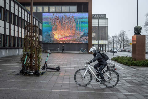 Kaupunginteatterin taideseinällä pyörii vaihtuvia kuvataidenäyttelyitä.