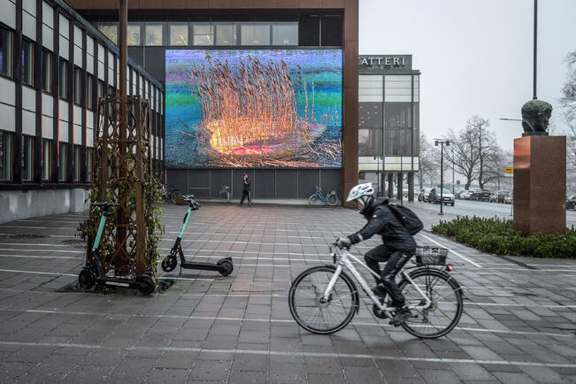 Kaupunginteatterin taideseinällä pyörii vaihtuvia kuvataidenäyttelyitä.