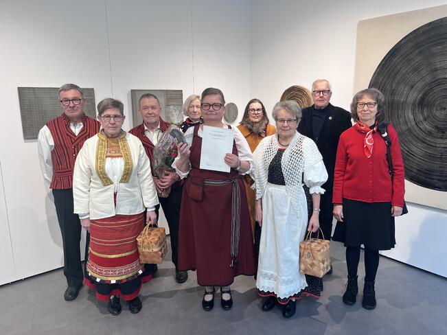 Raision Karjalaseuran jäsenet ottivat vastaan heille myönnetyn Raision kulttuuripalkinnon 2025.