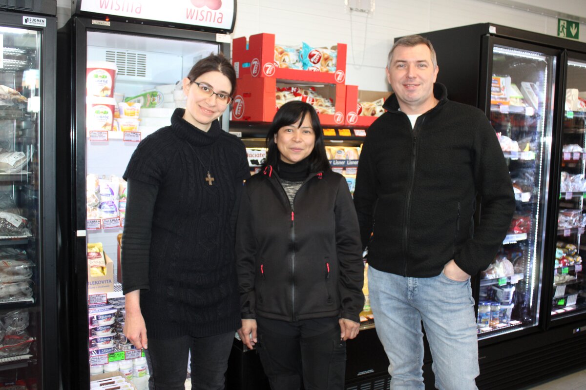 Agata Lichy (vas.), Ava Vargas ja Pawel Wisniewski haluavat pitää Wisnia-kauppaa pienen ja idyllisen liikkeen tunnelmin.